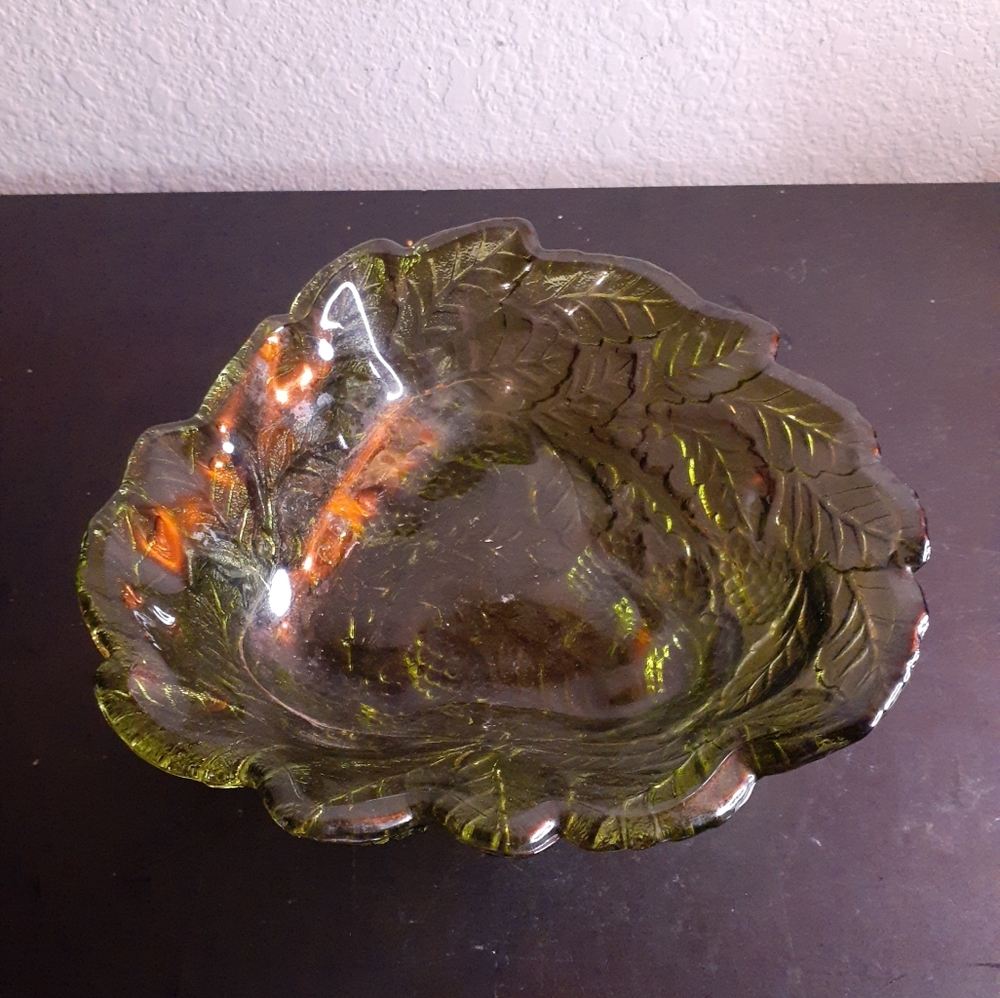 GORGEOUS VTG Fenton Black Berry Leaf Pattern 7" Green Decorative Bowl.